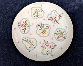 Plato de cerámica vintage de Adams, pintado a mano, de mediados de siglo, con un icónico diseño abstracto de hojas, alrededor de la década de 1950