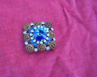 Broche cuadrado grande vintage: centro azul deslumbrante, borde de filigrana, circa 1930