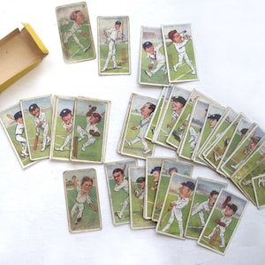 Jeu complet de cartes de joueur vintage Caricatures de joueurs de cricket par RIP, 1926, état variable mais dans l'ensemble bon. Cadeau fête des pères !