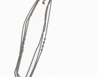 Vintage-Mehrstrang-Halskette mit drei goldfarbenen Ketten, eine davon mit Metallperlen, 80er-90er Jahre