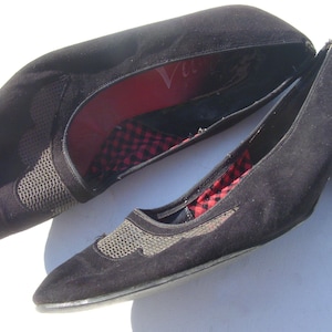 Gorgeous black suede vintage shoes, short heel, decorative mesh near front, unknown vintage brand, circa 1950&#39;s-60&#39;s, size 5 1/2