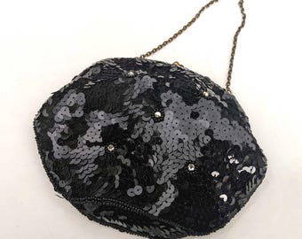 Pequeño bolso de noche vintage negro con lentejuelas y cuentas, con correa de cadena, cierre de metal y adorno de diamantes, circa 1950-1960