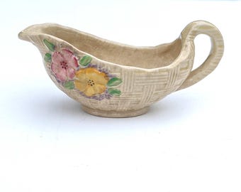 Salsera antigua pequeña con patrón de tejido de canasta y flores en relieve, alrededor de la década de 1930
