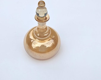 Decantador antiguo de cristal color melocotón con tapón, artículos de bar de mediados de siglo, circa 1950.