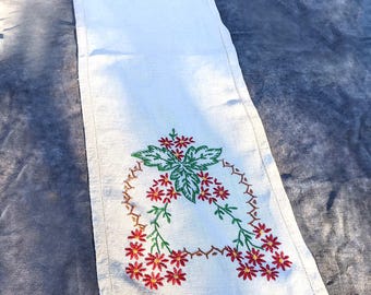 Camino de mesa bordado vintage, bordado floral rojo y verde sobre lino crema, alrededor de 1950, colores navideños.