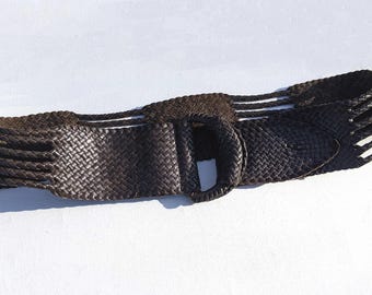 Cinturón ancho de cuero vintage con secciones tejidas y trenzadas y hebilla de ajuste, años 80-90.