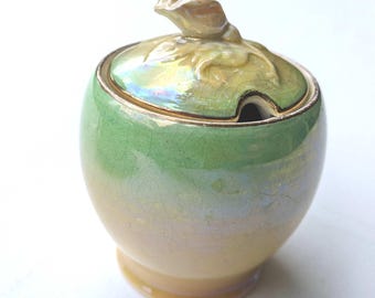 Olla para conservas vintage de loza verde y amarilla con abertura para cuchara en tapa con asa en forma de rosa, diseño de capullo de rosa, Grimwades, circa 1930