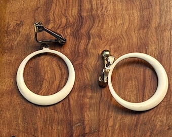 Vintage-Ohrclips im Art-Deco-Stil, elfenbeinfarben/cremefarben emailliert, Metallclips, ca. 1950er Jahre