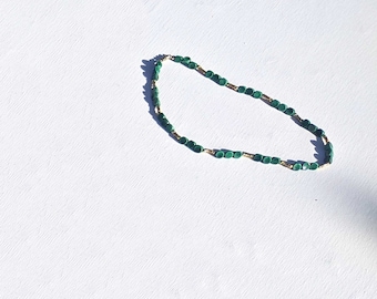 Collar vintage sencillo de longitud corta en verde oscuro con espaciadores de metal en tono plateado, alrededor de los años 1970. ¡Precioso regalo para el Día de la Madre!
