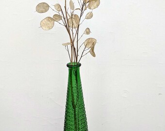 Atemberaubende Vintage hohe grüne Glasflasche mit abstraktem Reliefdesign, hergestellt in Italien, etwa 1960er Jahre