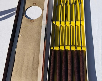 Juego de tenedores para fondue de mediados de siglo, de madera y acero con extremos de plástico de colores, década de 1960
