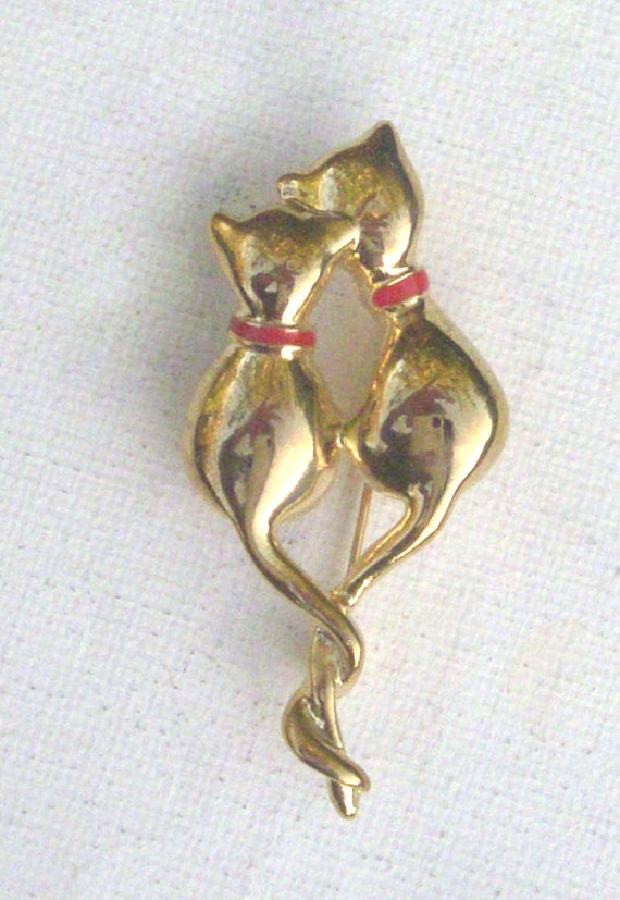 Gorgeous vintage cat brooch with two cats whose ta