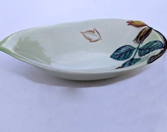 Vintage Carlton Ware 'Australian Design talerz w kształcie liścia z wypukłym orzechem laskowym i wzorem liści, ręcznie malowany około lat 50.