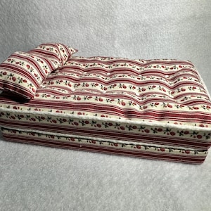 Poppenhuisminiatuur dubbele matras, boxspring en 2 kussens: schaal 1:12, handgemaakt
