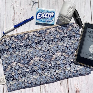 Pochette zippée en lin naturel fait main en tissu Liberty of London Strawberry Thief