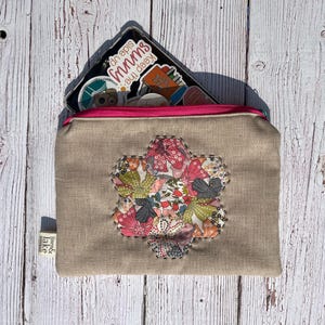 Pochette zippée faite main en lin naturel et fleurs hexie en Liberty of London