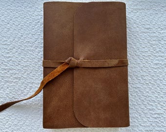 La Biblia Amplificada, edición en letra grande, encuadernada en piel de grano completo.