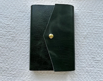 Biblia de referencia CSB de letra grande y tamaño personal, encuadernada en piel de búfalo de agua de primera calidad.