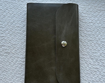Biblia NLT de tamaño personal con letra gigante, edición con filamento. Cubierta de cuero. Solapa de cuero de vaca recuperado con correa de cuero.