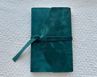 Biblia NASB Thinline con cubierta de cuero de vaca recuperado