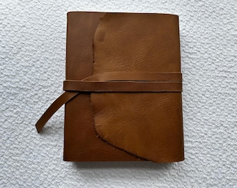 Biblia KJV Journal the Word: Cubierta de cuero de vaca de grano completo con correa.