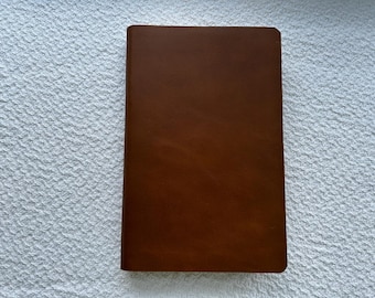 Biblia ESV de letra grande y formato delgado, con letras rojas: Cubierta de cuero de vaca Harness
