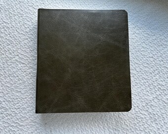 Biblia de estudio ESV para tomar notas, cubierta de cuero recuperado con solapa y correa de cuero.