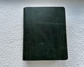 Biblia NIV Journal the Word, con cubierta de piel de vacuno recuperada con impresión cómoda.
