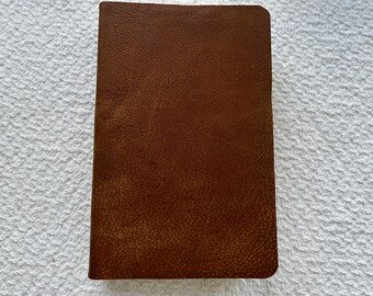 Biblia ESV de tamaño personal con letra grande, encuadernada en cuero de plena flor.