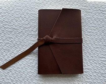 Biblia NKJV compacta y delgada: Piel de vaca Bighorn, edición con letras rojas.