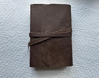 Biblia de estudio NLT Life Application de tamaño personal, encuadernada en piel de vacuno recuperada a medida.