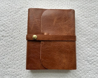 Biblia NKJV para tomar notas en la Palabra. Cubierta de cuero de búfalo de agua recuperado.