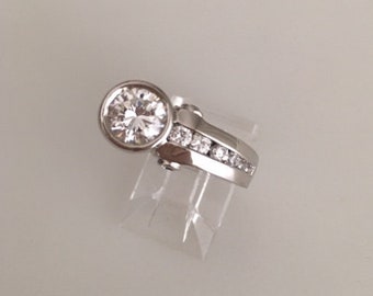 Bague en argent sterling avec zircons cubiques tendance, design et style uniques.