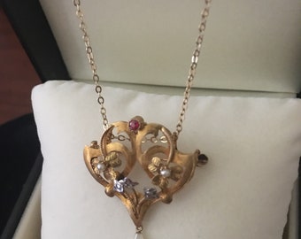 Pendentif avec épingles en or jaune Art nouveau antique 18 carats, France, serti de diamants naturels taille rose, de rubis et de perles, suspendu à une chaîne en or