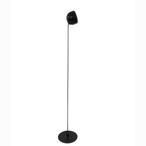 Może przedstawiać: Czarna lampa stojąca z okrągłym, kopułowym kloszem i długim, cienkim trzonem. Lampa ma okrągłą podstawę.