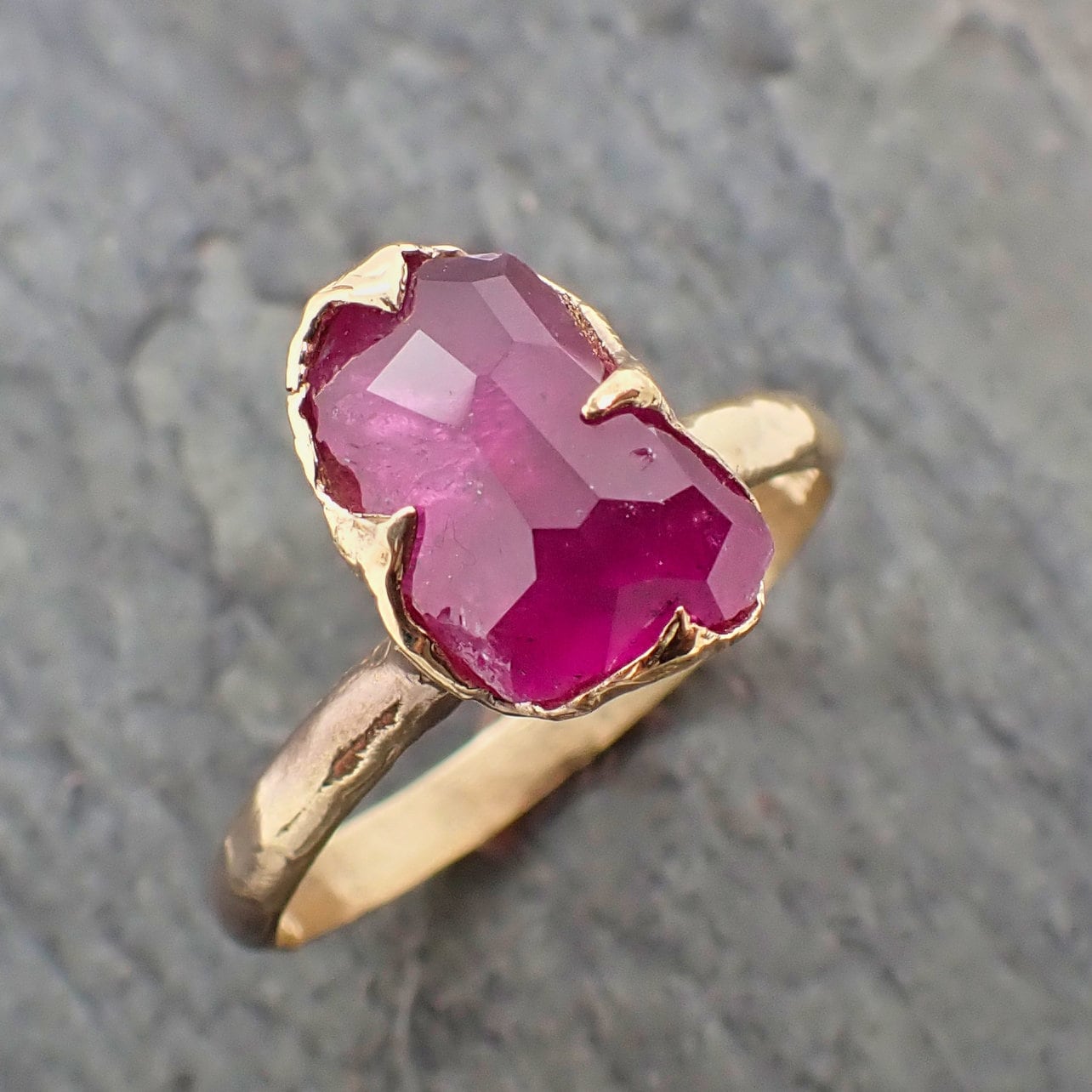 部分的にファセット加工されたサファイアソリティア 18Kイエロー