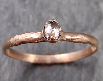 Anillo de compromiso solitario con diamante champán de corte elegante y facetado en oro rosa de 14 k de Angeline 1084