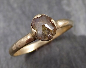 Op de afbeelding: Een gouden ring met een bruine, gefacetteerde roosgeslepen diamant.
