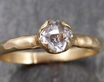 Anillo de compromiso solitario con delicado diamante blanco • Oro amarillo de 18 k • Hecho a mano por Angeline 0830