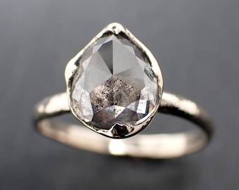 ソルト＆ペッパーダイヤモンド婚約指輪 • 18Kホワイトゴールドソリティアリング • ペアシェイプダイヤモンドリング • アンジェリン3646によるハンドメイド