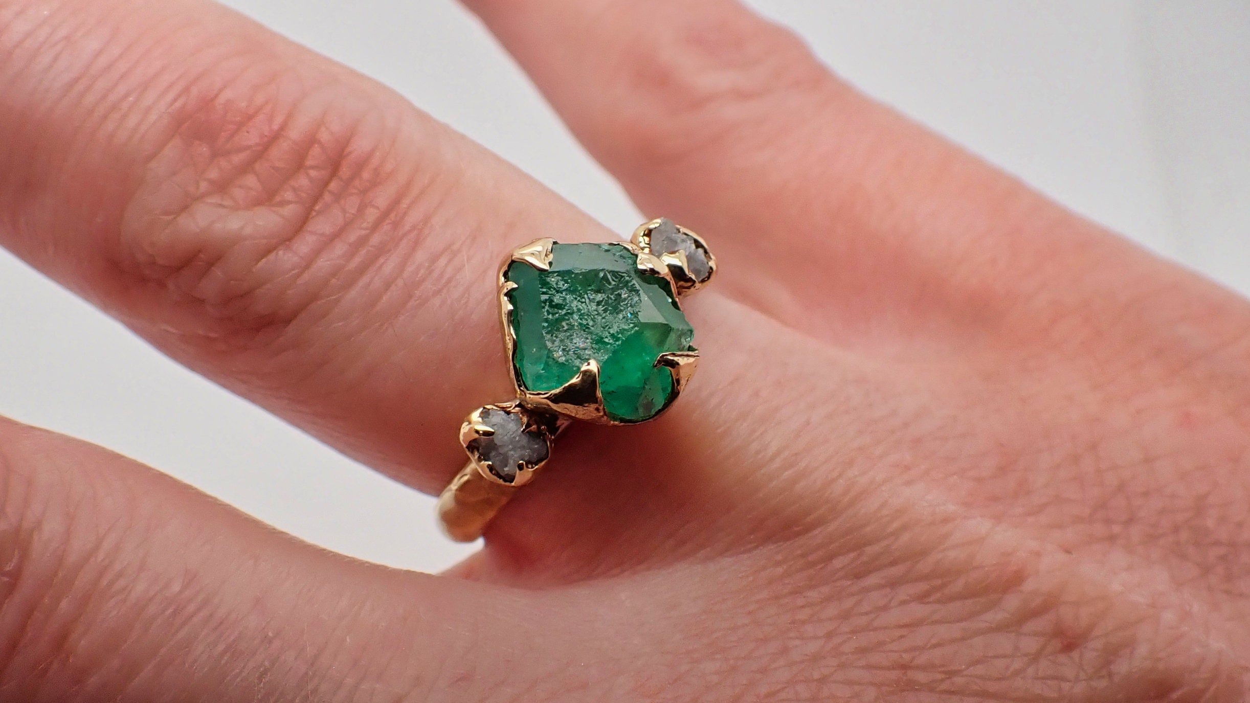 部分的にファセット加工されたサファイアソリティア 18Kイエロー