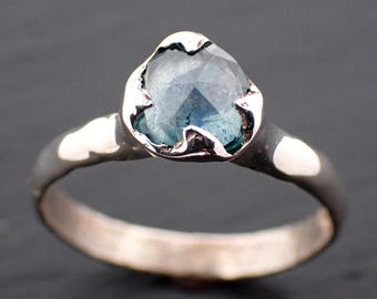 ブルーモンタナサファイアのソリティア婚約指輪 • スターリングシルバー • ローズカット • 個性的なブライダルリング • アンジェリン3672によるハンドメイド