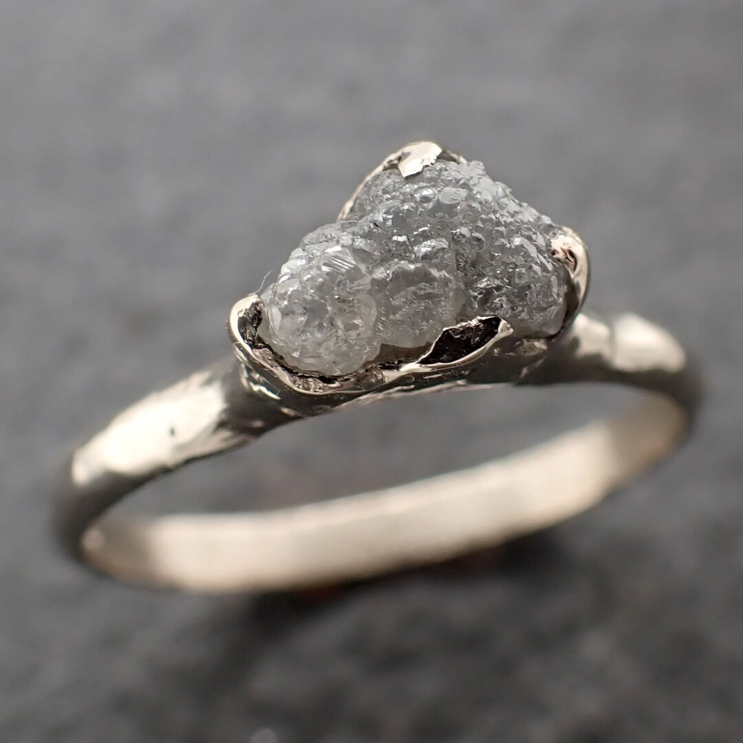 Bague de fiançailles solitaire diamant blanc brut en or blanc 14