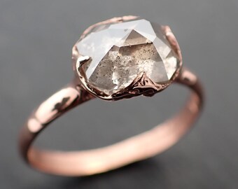 Op de afbeelding: Een ring van roségoud met een grote, heldere, gefacetteerde diamant gezet in een delicate, sierlijke setting.
