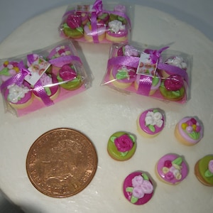 Puppenhaus Essen 6 Miniatur rosa und grüne Rose thematisch geeiste Kekse Kekse lose in Geschenkbox mit Etikett 1/12