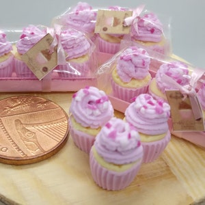 Tort Domek dla Lalek 3 miniaturowe różowe babeczki z kremem truskawkowym luzem w pudełku prezentowym z etykietą 1/12 ręcznie robiona glina polimerowa