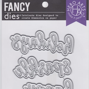 Op de afbeelding: Een metalen stansset met de woorden "Happy Birthday" en "Just for You" in een sierlijk lettertype. De verpakking bevat ook de tekst "FANCY dies" en "Intricate dies designed to create dimension on paper".