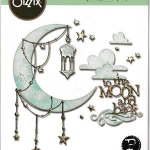 Puede incluir: Juego de troqueles Sizzix Thinlits con diseño de luna creciente, estrellas, nubes y farol. Incluye la frase "to the moon and back". El juego contiene 12 troqueles para manualidades.