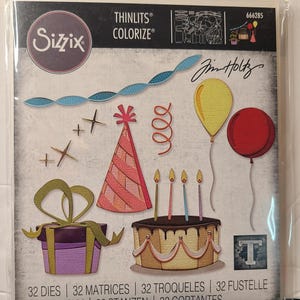 Puede incluir: Un conjunto de 32 formas troqueladas con temática de fiesta de cumpleaños, que incluyen un pastel, velas, un gorro de fiesta, globos, una caja de regalo y confeti. Los troqueles están hechos por Sizzix y son parte de la colección Thinlits Colorize de Jim Holtz.