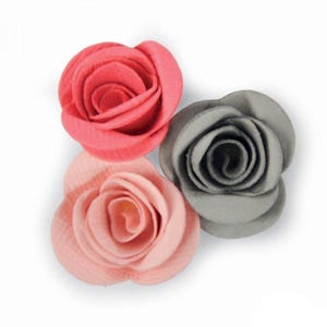 Puede incluir: Tres flores de rosas artificiales en tonos coral, rosa claro y gris. Las rosas están dispuestas sobre un fondo blanco. Los pétalos están superpuestos para crear un aspecto realista. Estas flores son adecuadas para manualidades y decoraciones.